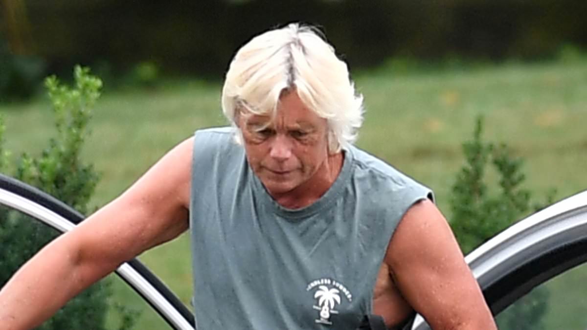alert-–-iconic-80s-teen-heartthrob-who-starred-in-scandalous-film-alongside-brooke-shields-is-seen-on-rare-outing