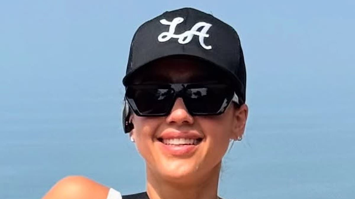 alert-–-jessica-alba-shows-off-her-chiseled-abs-in-a-black-sports-bra-after-passionately-kissing-new-boyfriend