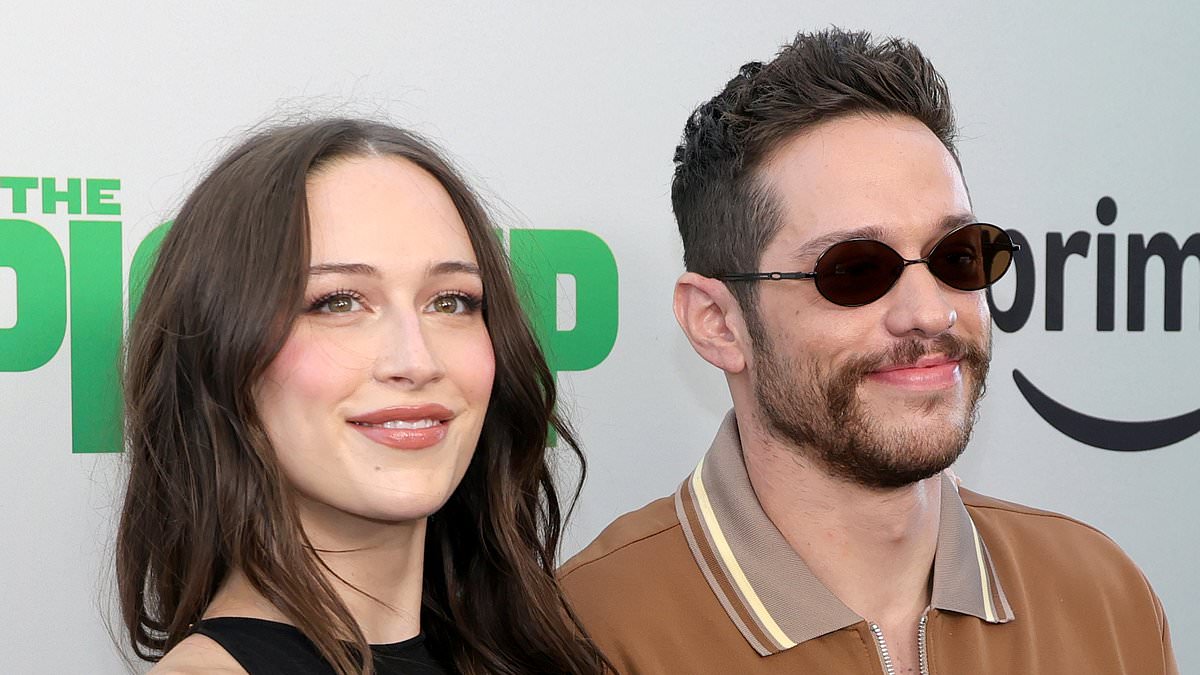 alert-–-pete-davidson-and-pregnant-girlfriend-elsie-hewitt-seen-for-first-time-since-bombshell-baby-news-on-red-carpet