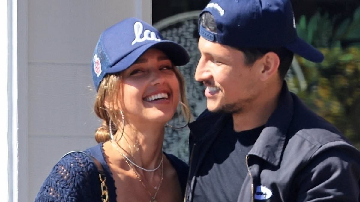 alert-–-jessica-alba-and-new-love-danny-ramirez-take-hot-romance-‘to-the-next-level’-as-they-are-seen-kissing