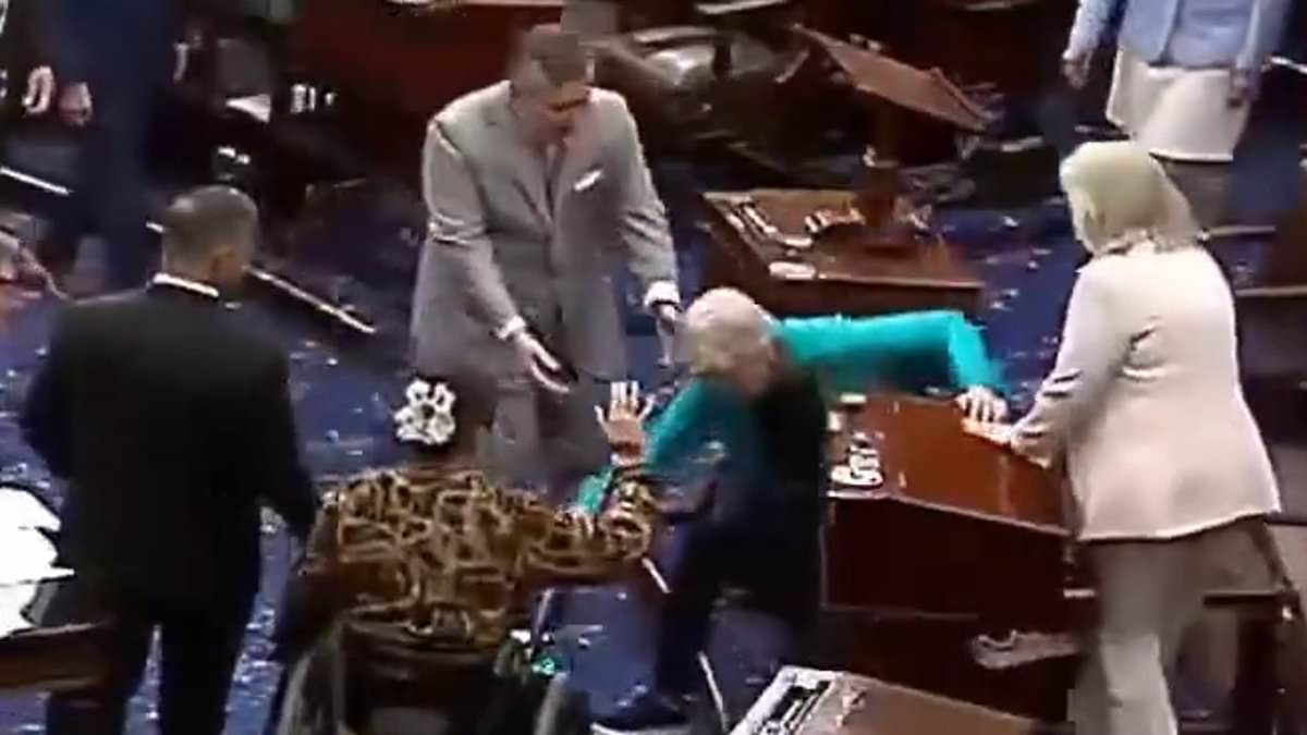 alert-–-embarrassing-moment-as-elizabeth-warren-takes-nasty-tumble-in-front-of-the-entire-senate