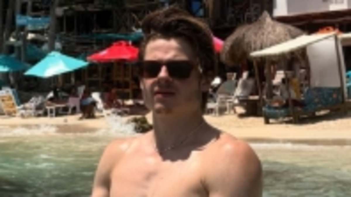 alert-–-hollywood-star’s-nepo-baby-son-reveals-ripped-torso-and-bulging-biceps-while-on-holiday-with-his-stunning-girlfriend