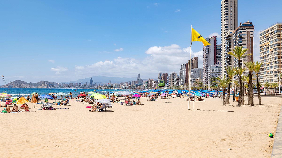 alert-–-it’s-beni-dormant!-gleeful-spanish-locals-rejoice-after-seeing-drop-in-costa-del-sol-holidaymakers-after-years-of-anti-tourism-protests-–-as-pictures-show-half-empty-restaurants