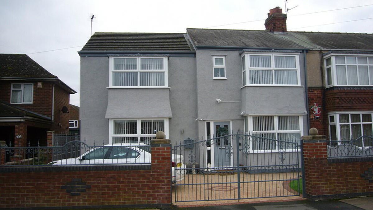 alert-–-unassuming-3-bedroom-property-in-yorkshire-on-sale-for-289,000-has-‘insane’-and-‘bonkers’-decorations