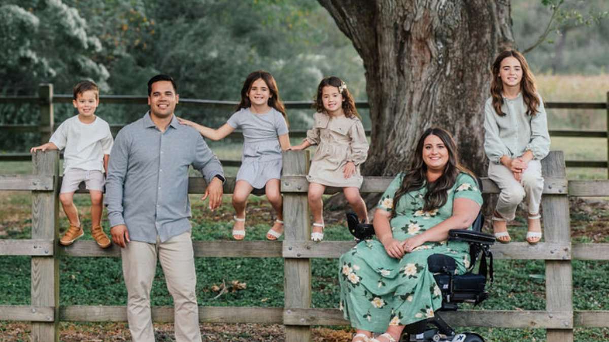 alert-–-they-look-like-a-picture-perfect-american-family-posing-for-a-christmas-card.-but-the-final-photo-is-for-an-obituary