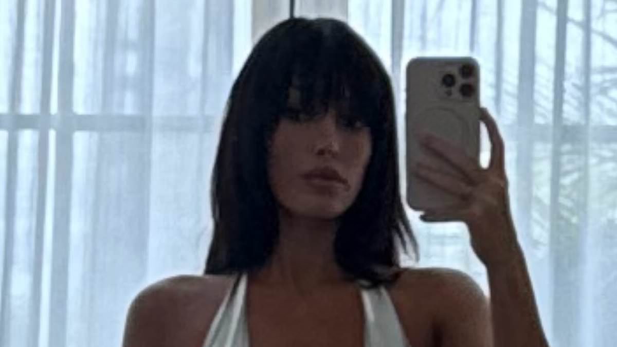 alert-–-bianca-censori-flaunts-dramatic-cleavage-in-racy-selfie-after-her-old-modeling-photos-resurfaced