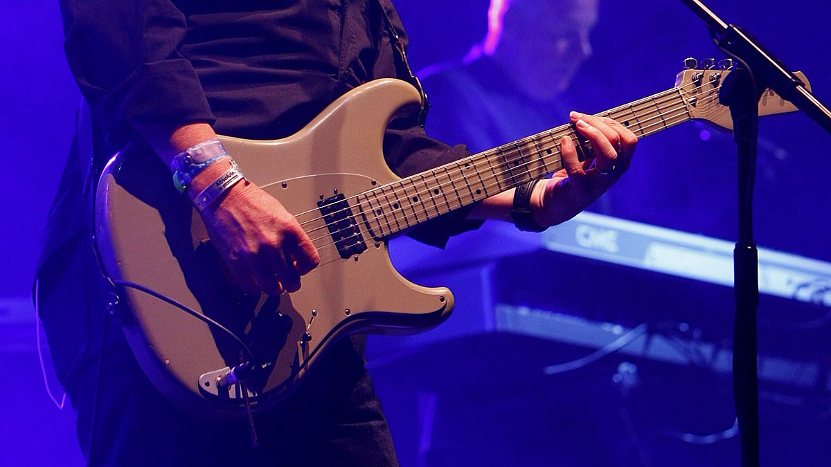 alert-–-80s-music-icon-cancels-all-upcoming-tour-dates-over-‘urgent’-health-issue
