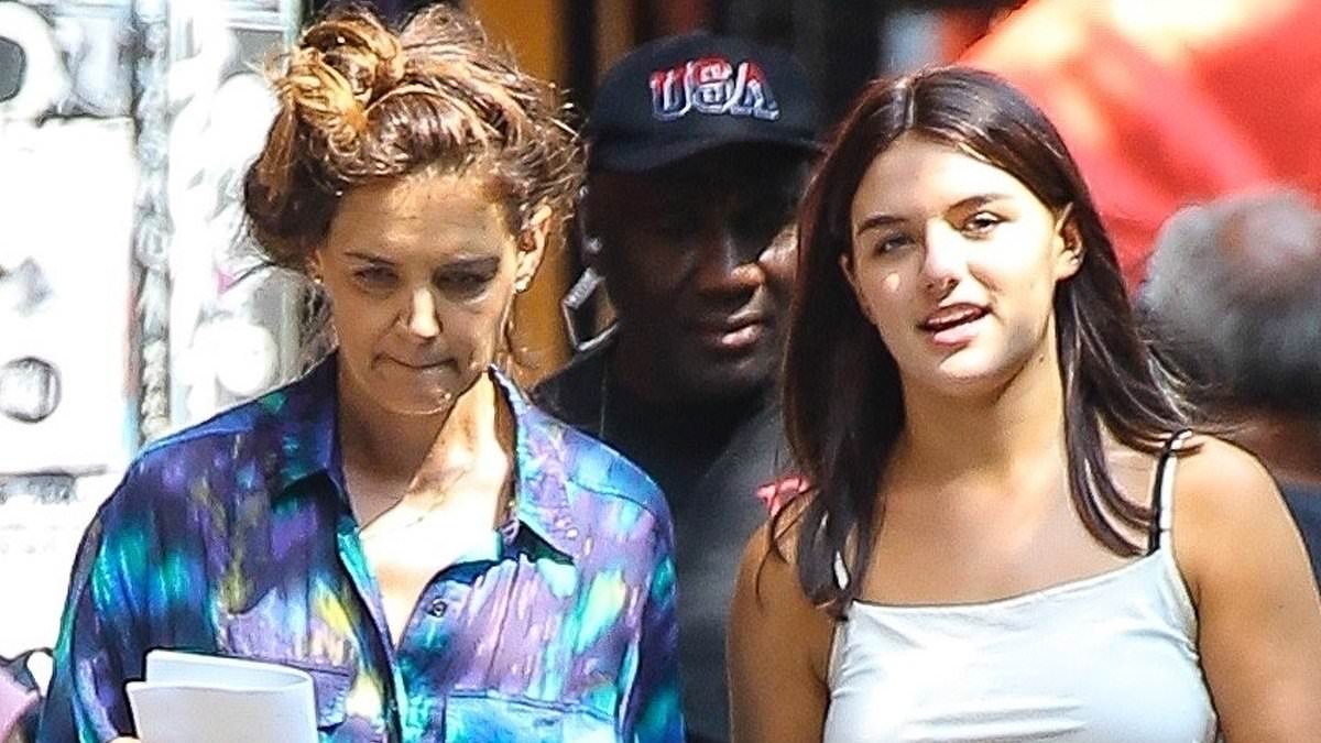 alert-–-katie-holmes’-mini-me-suri,-19,-beams-on-nyc-movie-set…-before-heading-back-to-college-in-pennsylvania