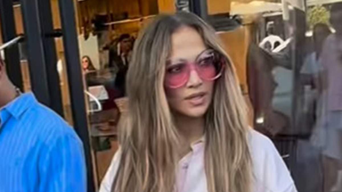 alert-–-jennifer-lopez,-56,-refused-entry-into-chanel-store-after-security-‘failed-to-recognise-her’