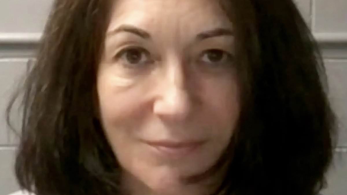 alert-–-i-heard-ghislaine-tell-inmate-she-had-dirt-on-trump:-sex-trafficker’s-ex-cellmate-gives-extraordinary-glimpse-into-maxwell’s-life-behind-bars…-and-reveals-why-her-hygiene-caused-complaints