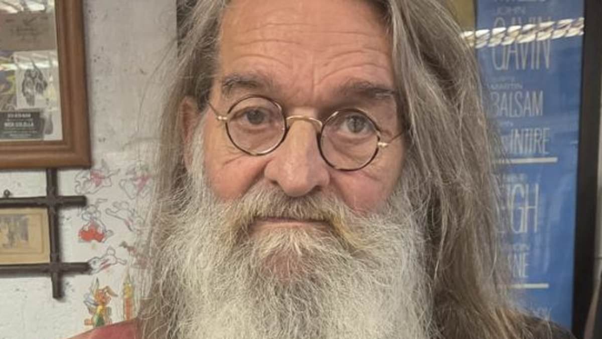 alert-–-shopkeeper-is-stunned-when-police-tell-him-to-change-sign-calling-shoplifters-‘scumbags’-because-it-may-be-offensive