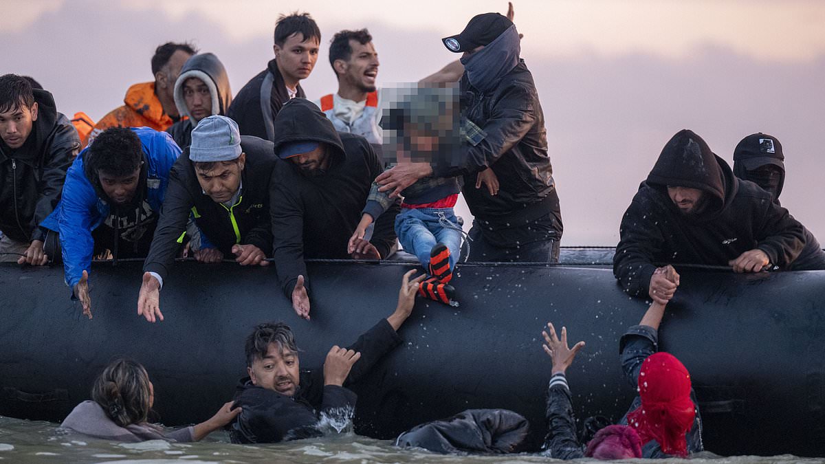 alert-–-moment-small-boat-arrives-at-gravelines-beach-to-pick-up-migrants-to-take-them-illegally-across-to-the-uk-–-as-the-french-do-nothing