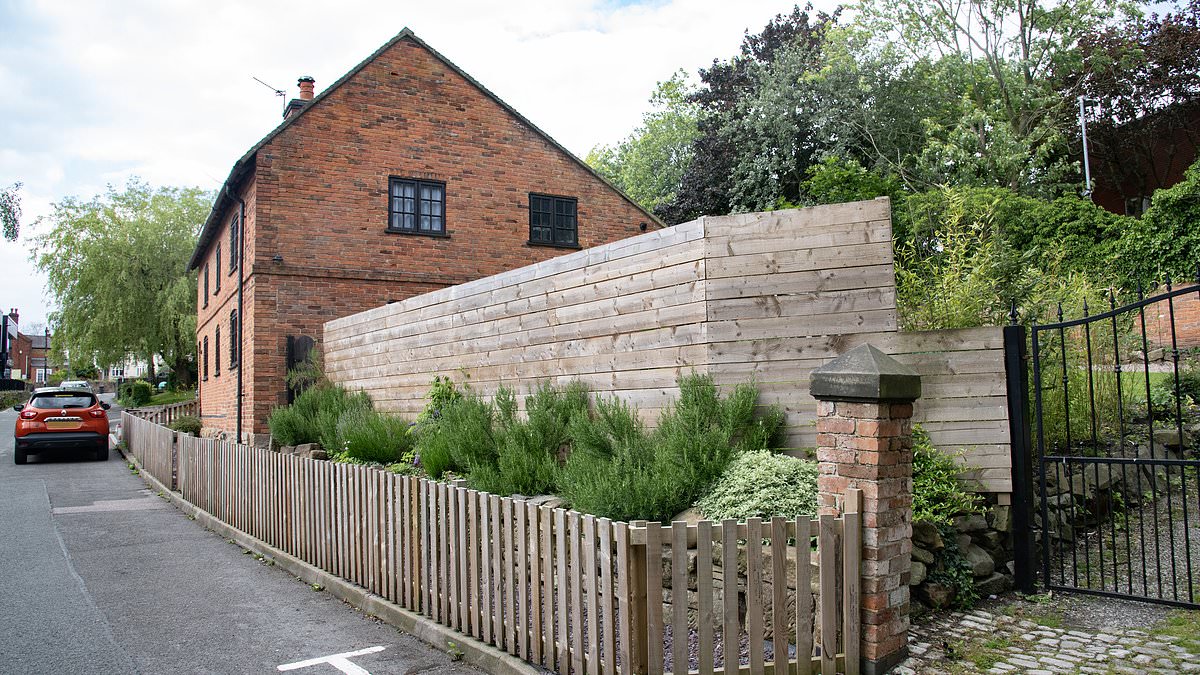 alert-–-man-who-put-up-‘hideous’-8ft-privacy-fence-around-his-garden-to-block-out-tesco-shoppers-finally-loses-war-with-council