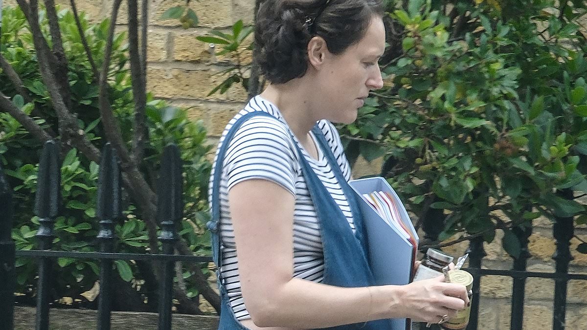 alert-–-phoebe-waller-bridge-looks-swell-in-dungarees-as-she-clutches-folder-of-notes,-so-is-she-hiding-latest-creation?
