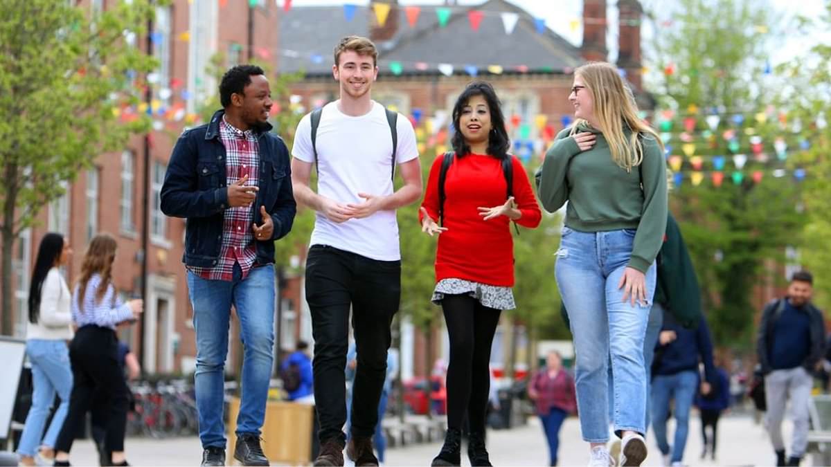alert-–-end-of-student-digs!-third-of-those-going-to-university-now-live-at-home-to-save-money
