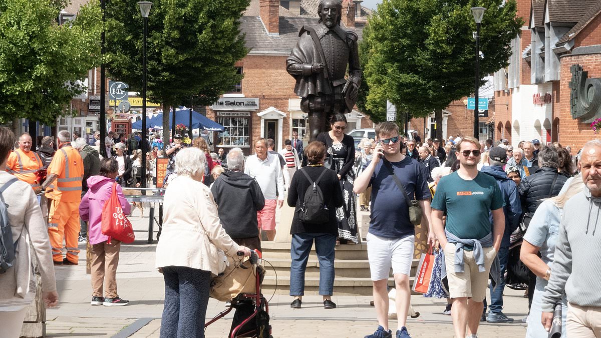 alert-–-locals-living-in-one-of-britain’s-most-famous-tourist-towns-with-two-million-visitors-a-year-say-its-high-street-is-in-‘decline’-as-shops-lay-vacant-for-15-years