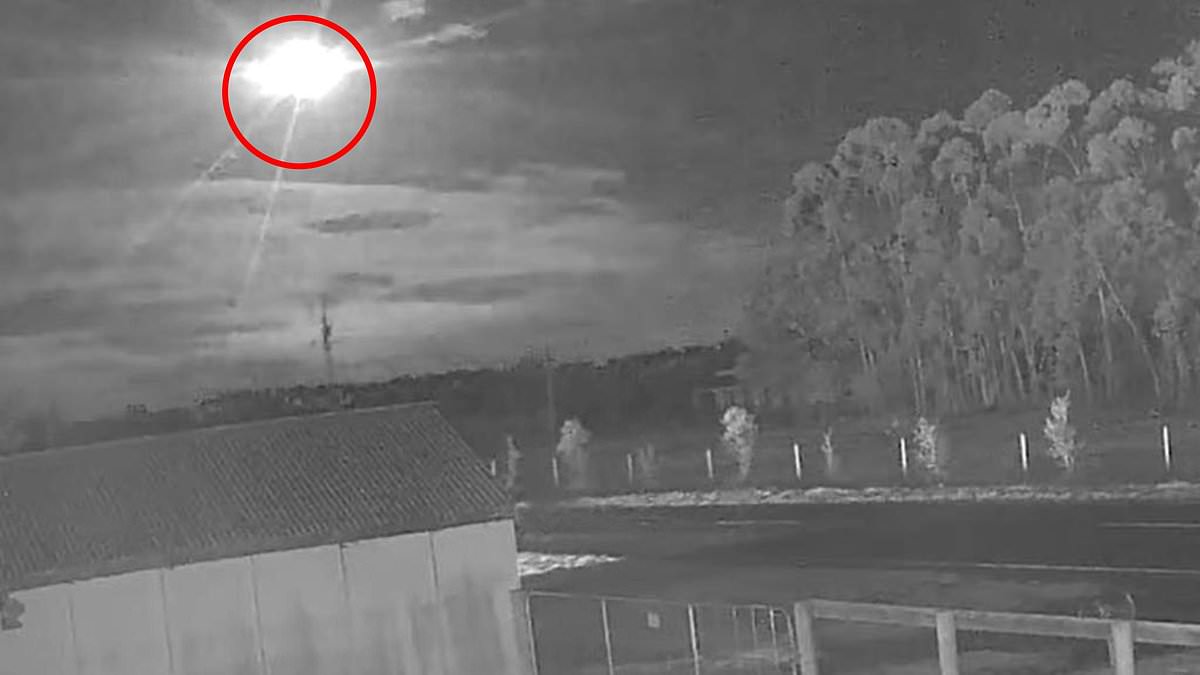 alert-–-homes-shake-in-major-city-as-fireball-races-across-the-australian-sky