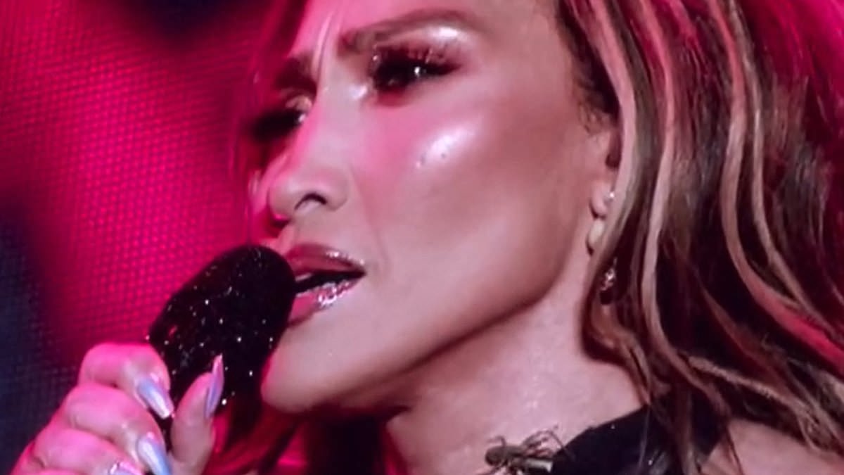 alert-–-jennifer-lopez’s-concert-crashed-by-grasshopper-as-insect-crawls-up-her-neck-in-nerve-wrecking-moment
