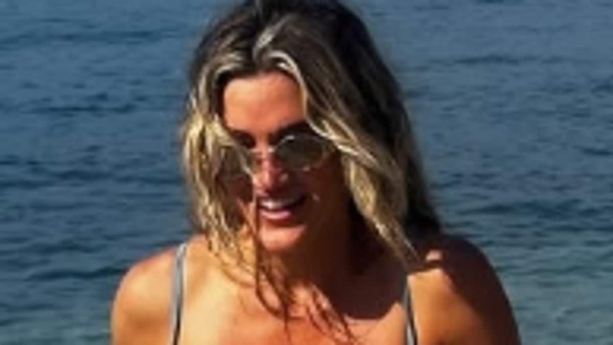 alert-–-ashley-roberts-flashes-her-sunburnt-bottom-as-she-admits-she-‘never-learns’-during-sun-soaked-turkey-holiday