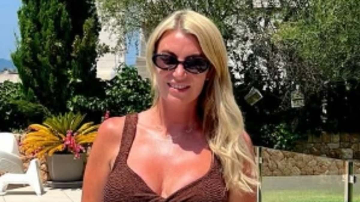 alert-–-billi-mucklow-shows-off-her-sensational-revenge-body-in-bikini-on-family-holiday-–-as-her-ex-andy-carroll-‘dumps-girlfriend-lou-teasdale’