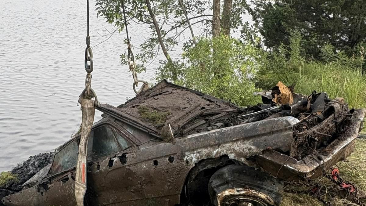 alert-–-‘spooky’-photo-of-tycoon’s-classic-buick-being-dragged-from-river-that-could-solve-one-of-midwest’s-most-chilling-mysteries