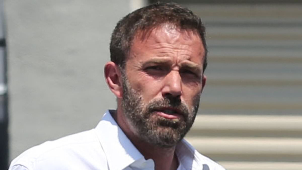 alert-–-ben-affleck-takes-on-dad-duty-with-children-fin-and-samuel-as-they-grab-lunch-in-santa-monica