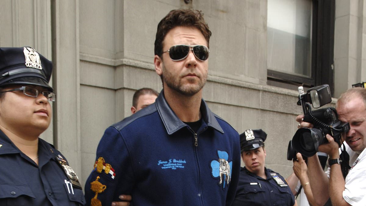 alert-–-russell-crowe-breaks-his-20-year-silence-on-that-phone-throwing-incident-in-new-york-that-saw-him-arrested-for-assault-and-led-away-in-handcuffs