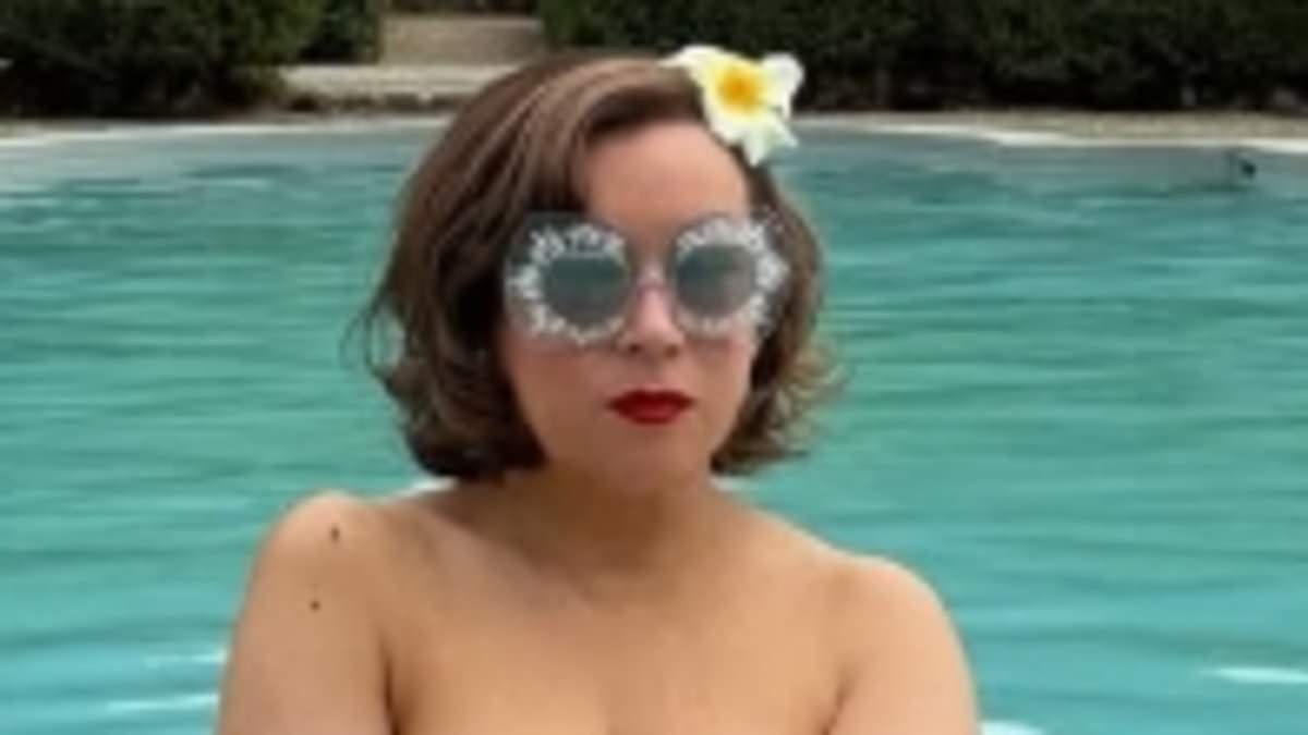 alert-–-real-housewives-of-beverly-hills-vet-jennifer-tilly,-66,-poses-nude-in-her-swimming-pool-for-‘thirst-trap’
