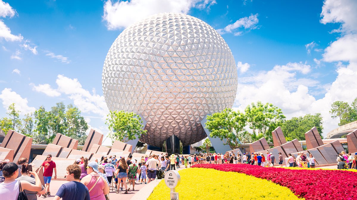 alert-–-mysterious-‘ufo’-caught-hovering-over-disney-world-before-vanishing-into-the-darkness:-‘it’s-aliens’