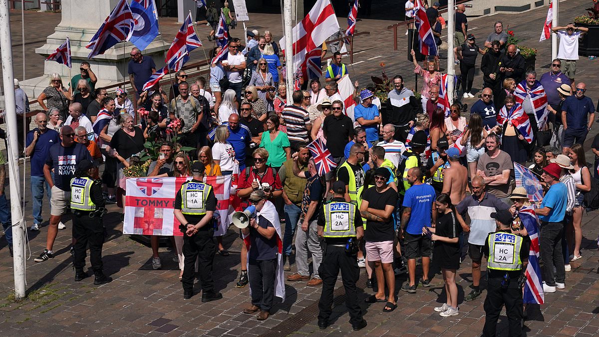 alert-–-furious-anti-migrant-campaigners-face-off-with-counter-demonstrators-in-portsmouth-–-as-up-to-30-asylum-seeker-hotels-brace-for-more-protests-and-weekend-of-chaos