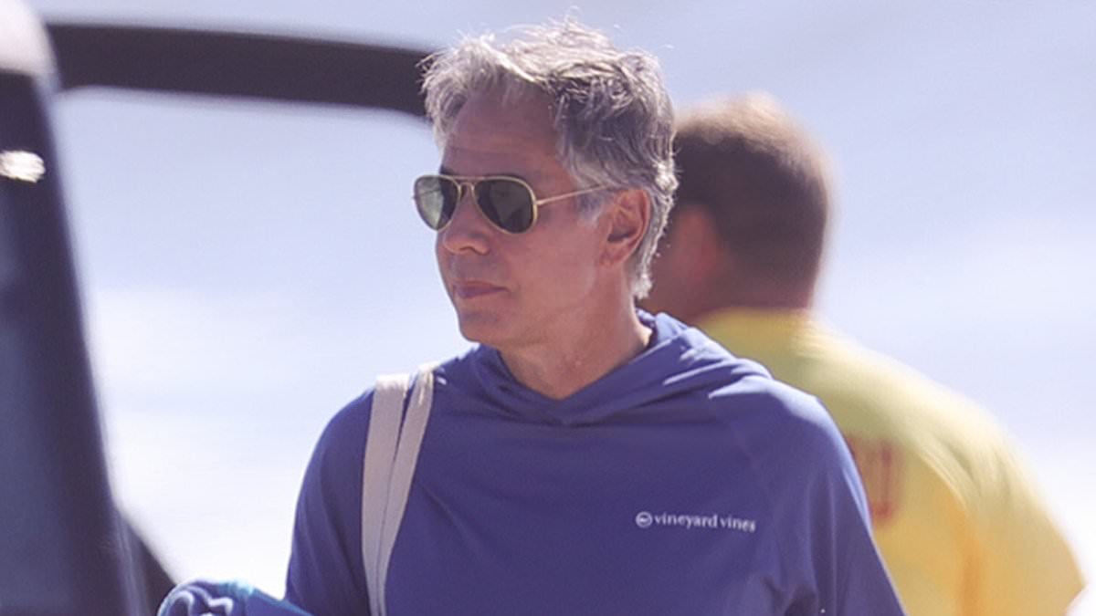 alert-–-humiliation-for-biden’s-former-secretary-of-state-antony-blinken-as-he’s-ordered-off-east-hampton-beach