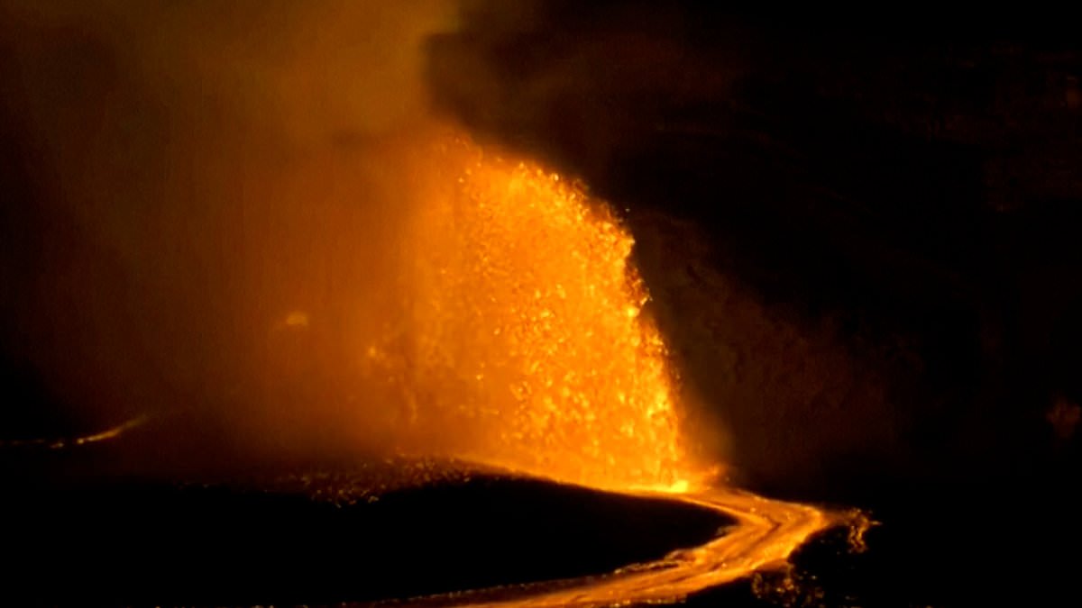 alert-–-dramatic-moment-hawaii’s-kilauea-volcano-shoots-lava-into-the-sky-in-‘extraordinary’-display