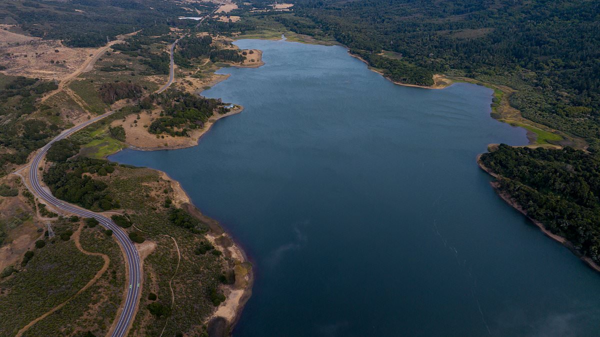 alert-–-it-looks-like-a-beautiful-lake-perfect-for-a-hike-but-hidden-beneath-the-water-hides-a-huge-secret