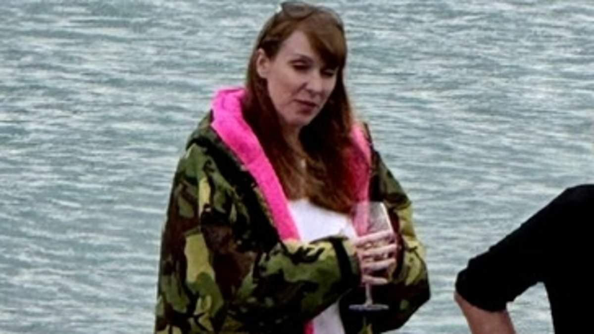 alert-–-angela-rayner-shells-out-800,000-for-her-third-home:-as-labour-turns-the-screws-on-second-home-owners-‘pricing-locals-out-of-housing’,-deputy-pm-buys-seaside-pad
