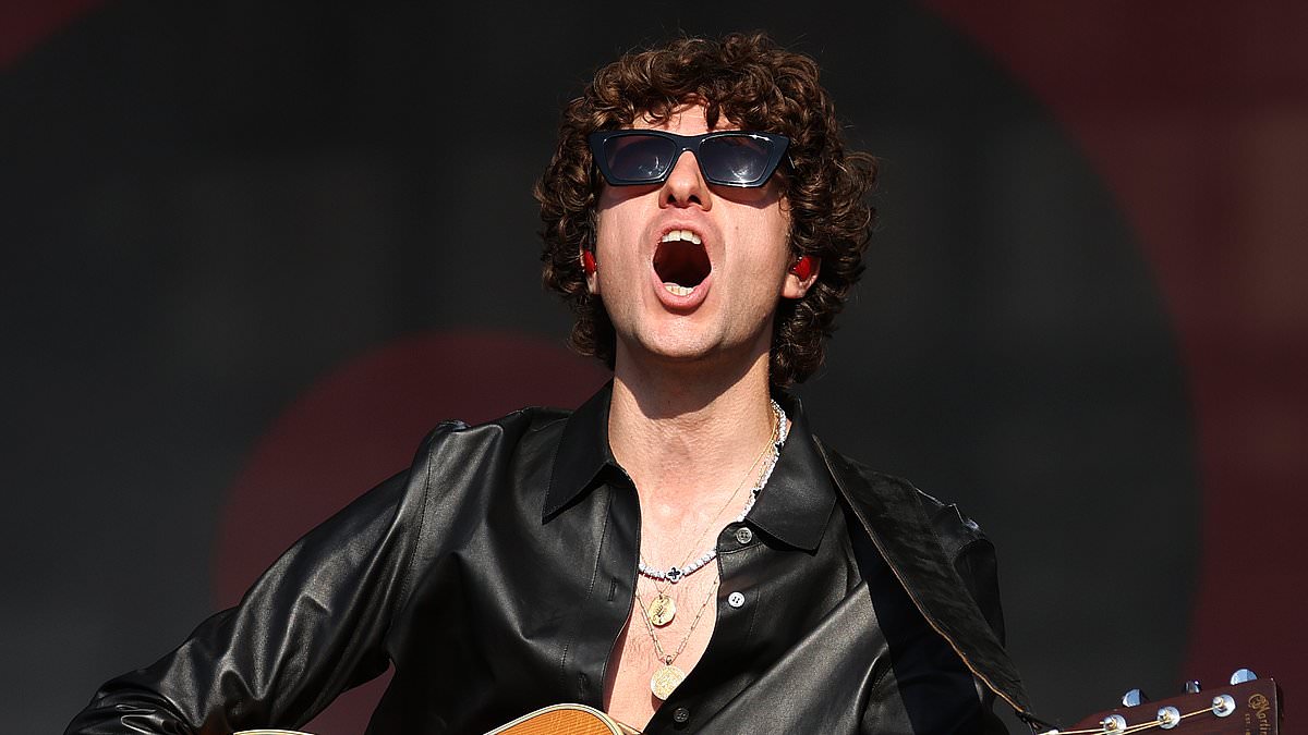 alert-–-the-kooks-frontman-luke-pritchard-reveals-why-rebel-wilson-joined-the-band-on-stage-and-admits-they-only-rehearsed-an-hour-before