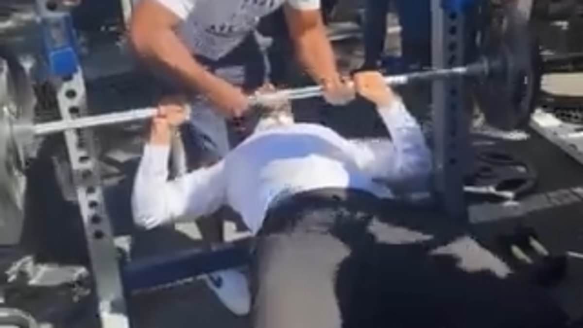 alert-–-socialist-new-york-mayoral-frontrunner-zohran-mamdani-struggles-to-lift-135-pound-barbell