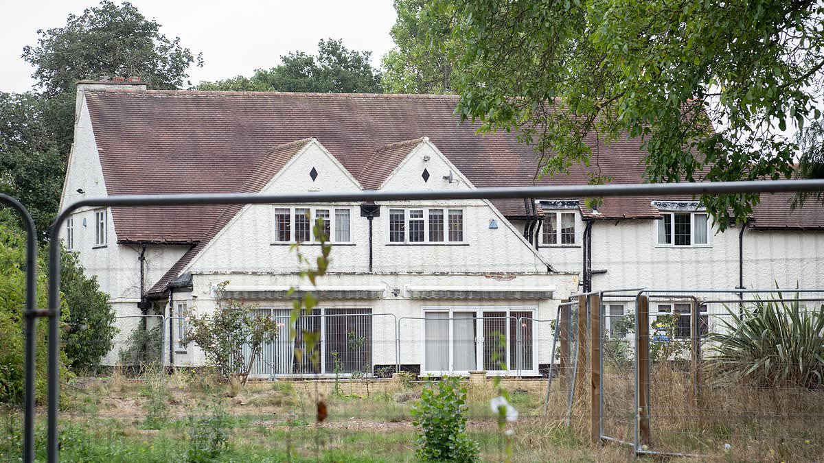 alert-–-the-sinister-reason-a-1930s-mansion-has-been-left-empty-for-years…as-newbuild-estate-springs-up-around-it