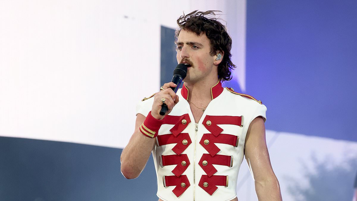 alert-–-pop-star-under-fire-as-fans-call-out-penis-shaped-stage-design-on-opening-night-of-tour