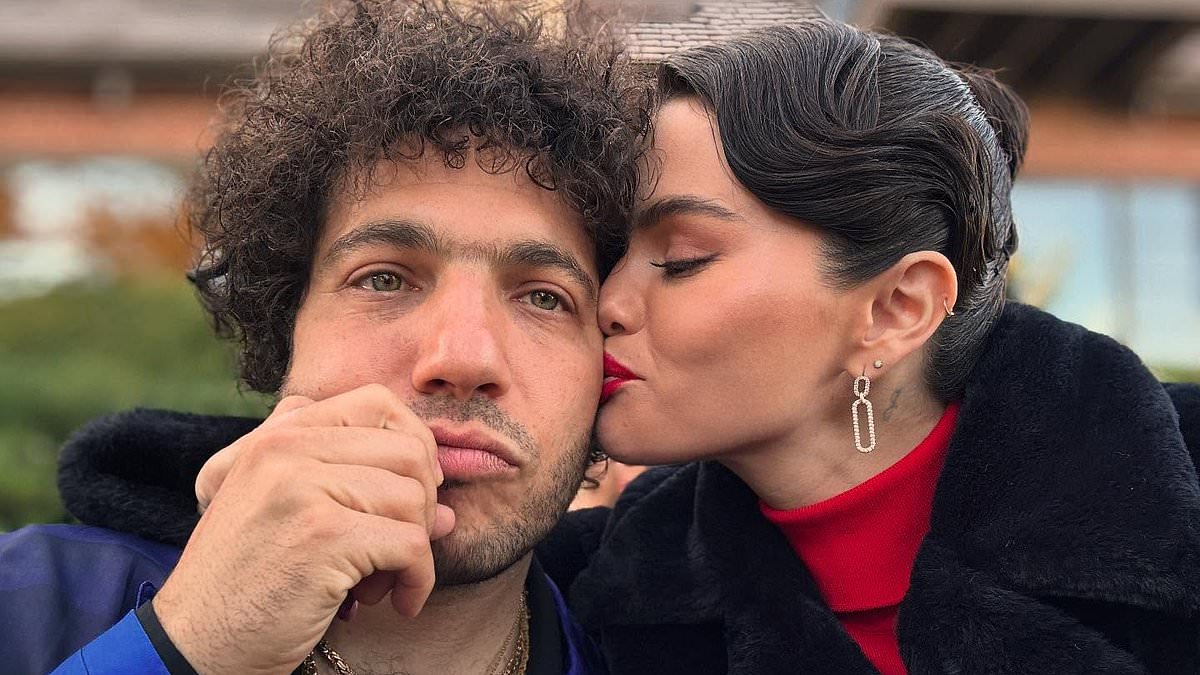 alert-–-selena-gomez’s-fiance-benny-blanco-is-slammed-for-purchasing-$200-blueberries:-‘i-can’t-afford-regular-fruit’