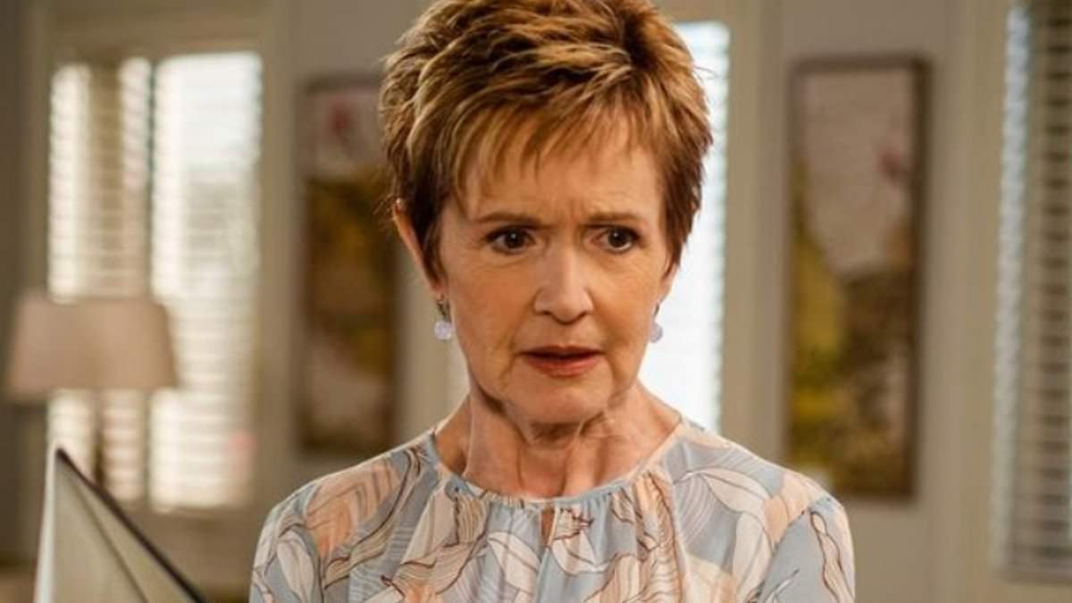 alert-–-jackie-woodburne-doesn’t-look-like-this-anymore!-neighbours-star-is-unrecognisable-as-she-ditches-the-brunette-crop-she’s-had-for-decades-and-reveals-grey-hair