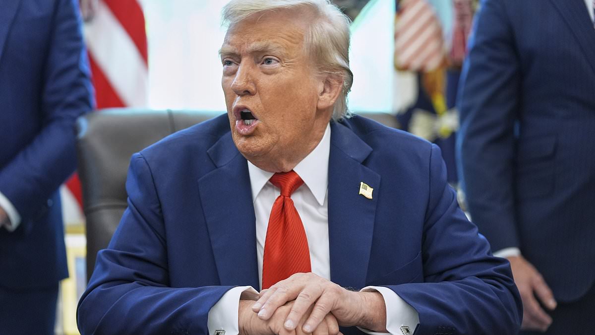 alert-–-moment-trump-kicks-out-his-own-staffer-from-oval-office-after-distracting-phone-noise:-‘get-out-of-the-room!’