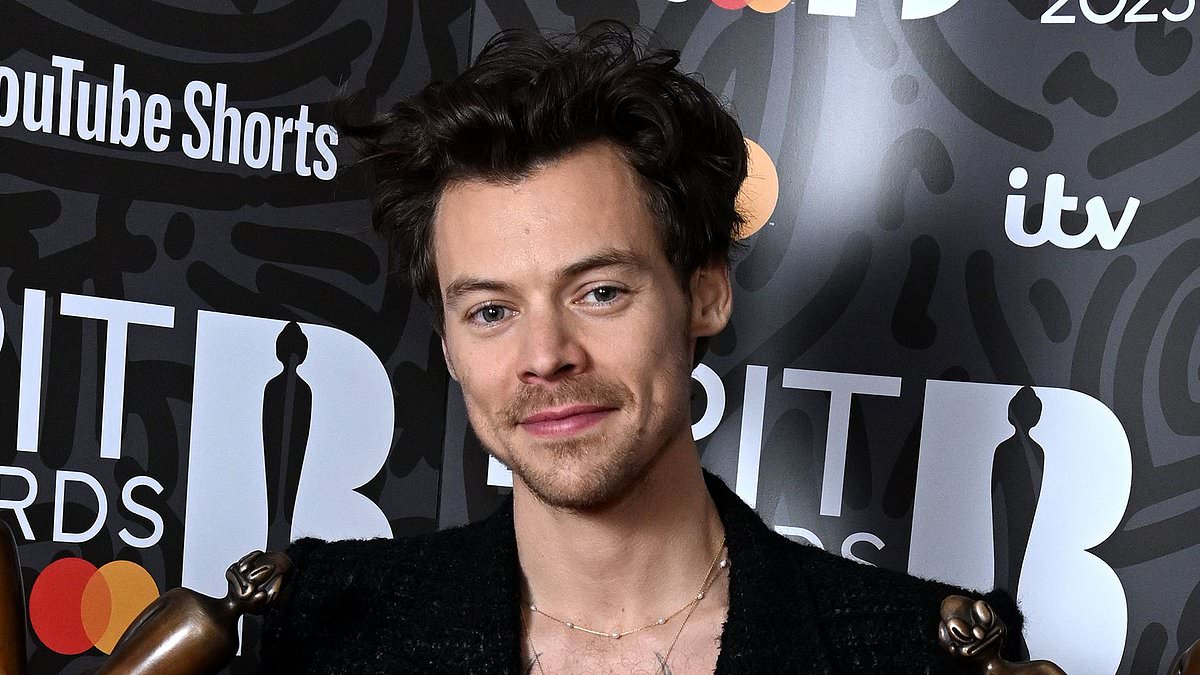 alert-–-harry-styles-and-zoe-kravitz-‘confirmed-romance-rumours-a-week-before-rome-sighting’-after-onlookers-‘spotted-them-kissing’-over-dinner-in-london-bistro
