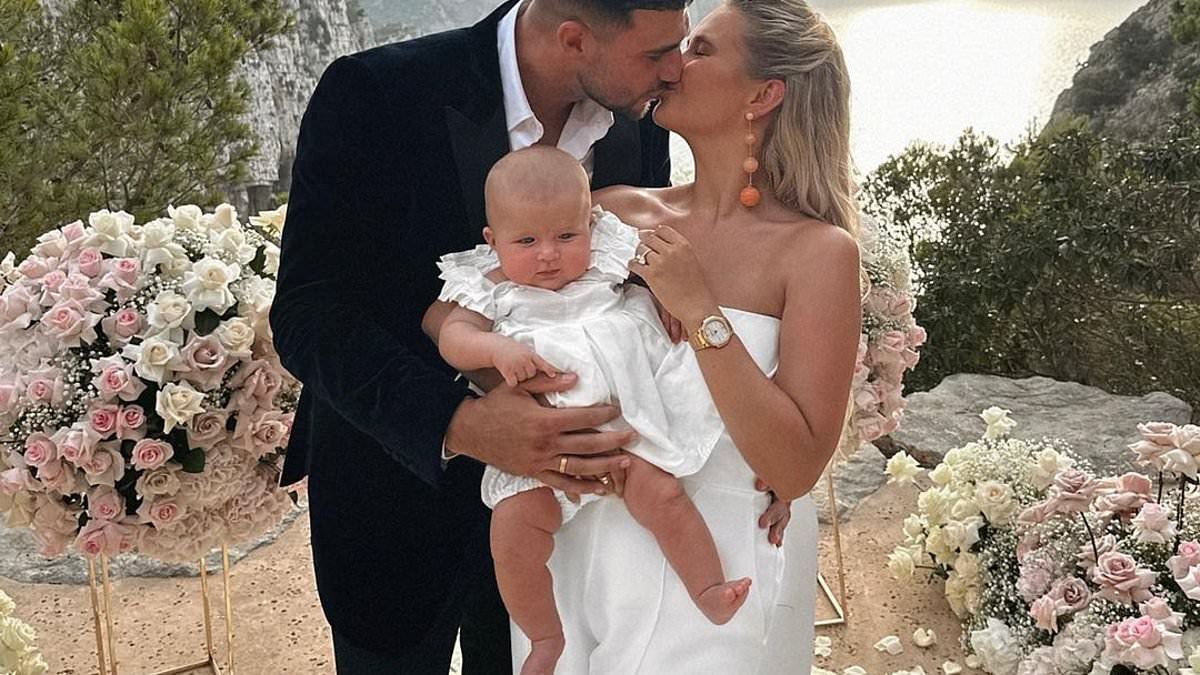 alert-–-the-secret-molly-mae’s-desperate-you-don’t-find-out-about:-she-says-she’s-‘open-and-honest’-about-motherhood.-no-wonder-an-insider-called-dolly-busby,-revealed-all-and-hissed:-‘it’s-an-absolute-joke!’