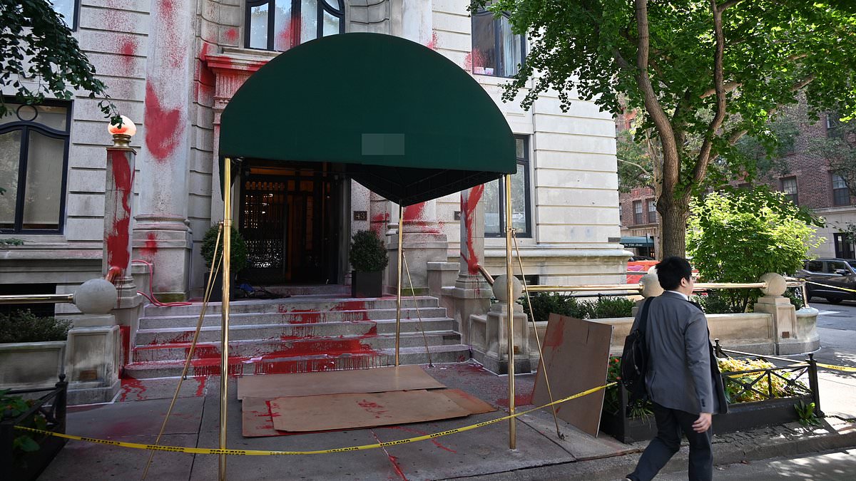 alert-–-gaza-activists-target-editor-of-the-new-york-times-by-covering-home-with-red-paint-in-vile-anti-semitic-attack