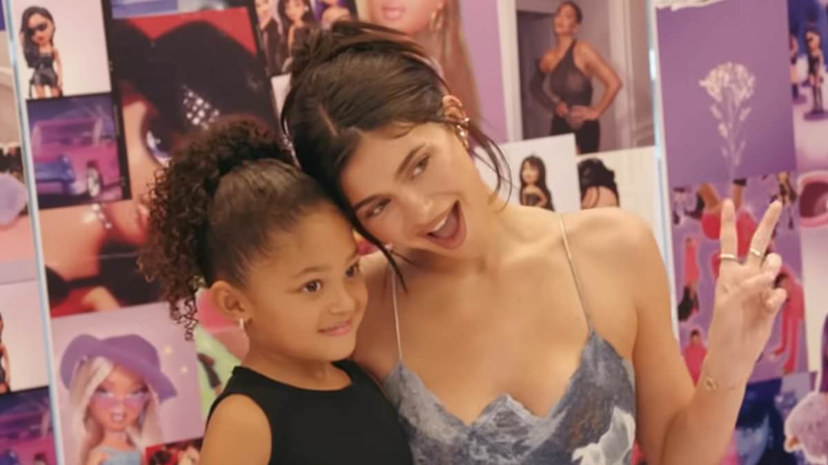 alert-–-kylie-jenner’s-daughter-stormi,-7,-recreates-one-of-her-most-iconic-‘king-kylie’-era-looks