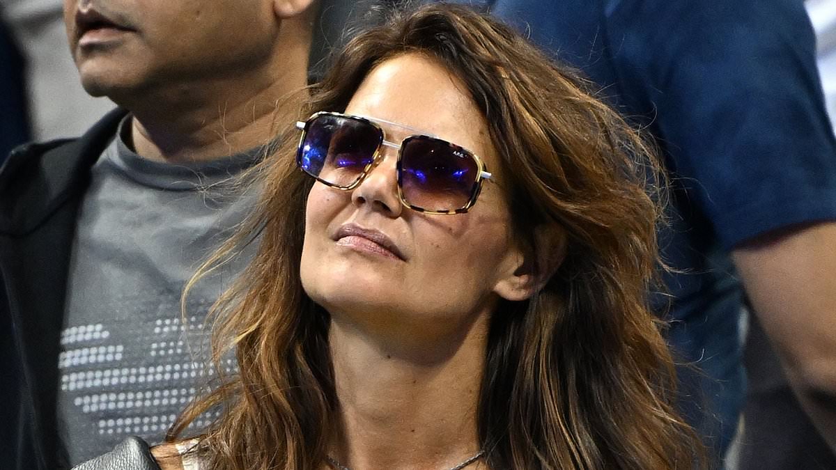 alert-–-katie-holmes-keeps-low-profile-in-figure-hugging-dress-and-sunglasses-as-she-enjoys-day-out-at-the-us-open-in-new-york