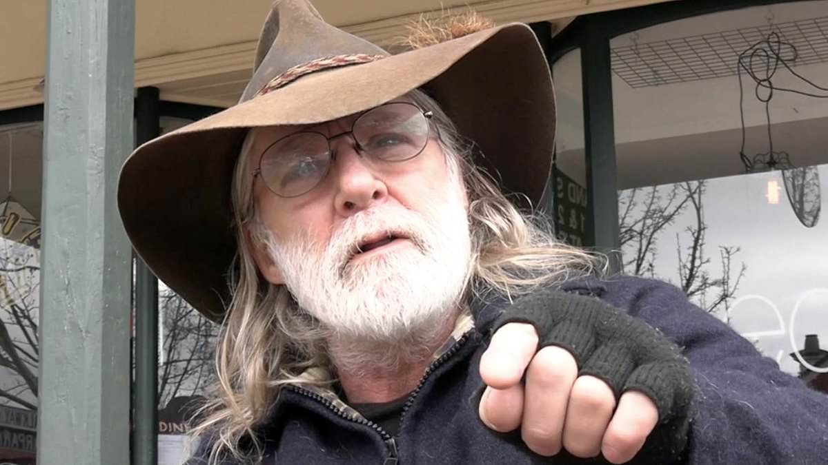 alert-–-survivalist-prepper-arrested-during-manhunt-for-dezi-freeman-shares-blunt-message-for-the-accused-cop-killer-–-as-he-blasts-the-elite-tactical-squad-‘who-made-him-crawl-on-hands-and-knees’