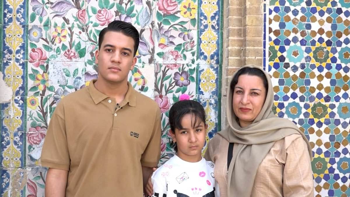 alert-–-iranian-teen-genius-who-slept-next-to-lizards-to-study-now-trapped-by-trump’s-travel-ban