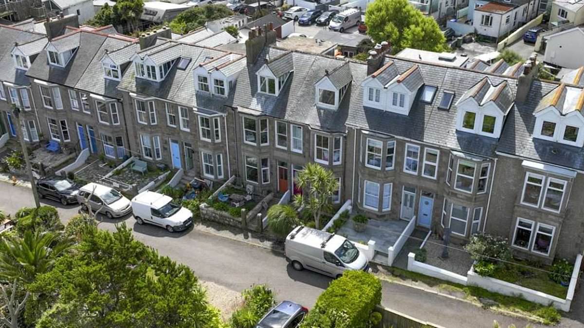 alert-–-‘several-people-seriously-injured’-in-staircase-collapse-in-cornwall